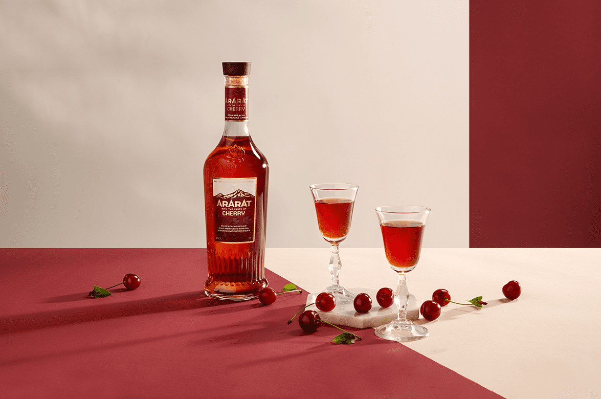 АРАРАТ Вишня спиртной напиток на основе коньяка в подарочной упаковке 2014 0.5 л